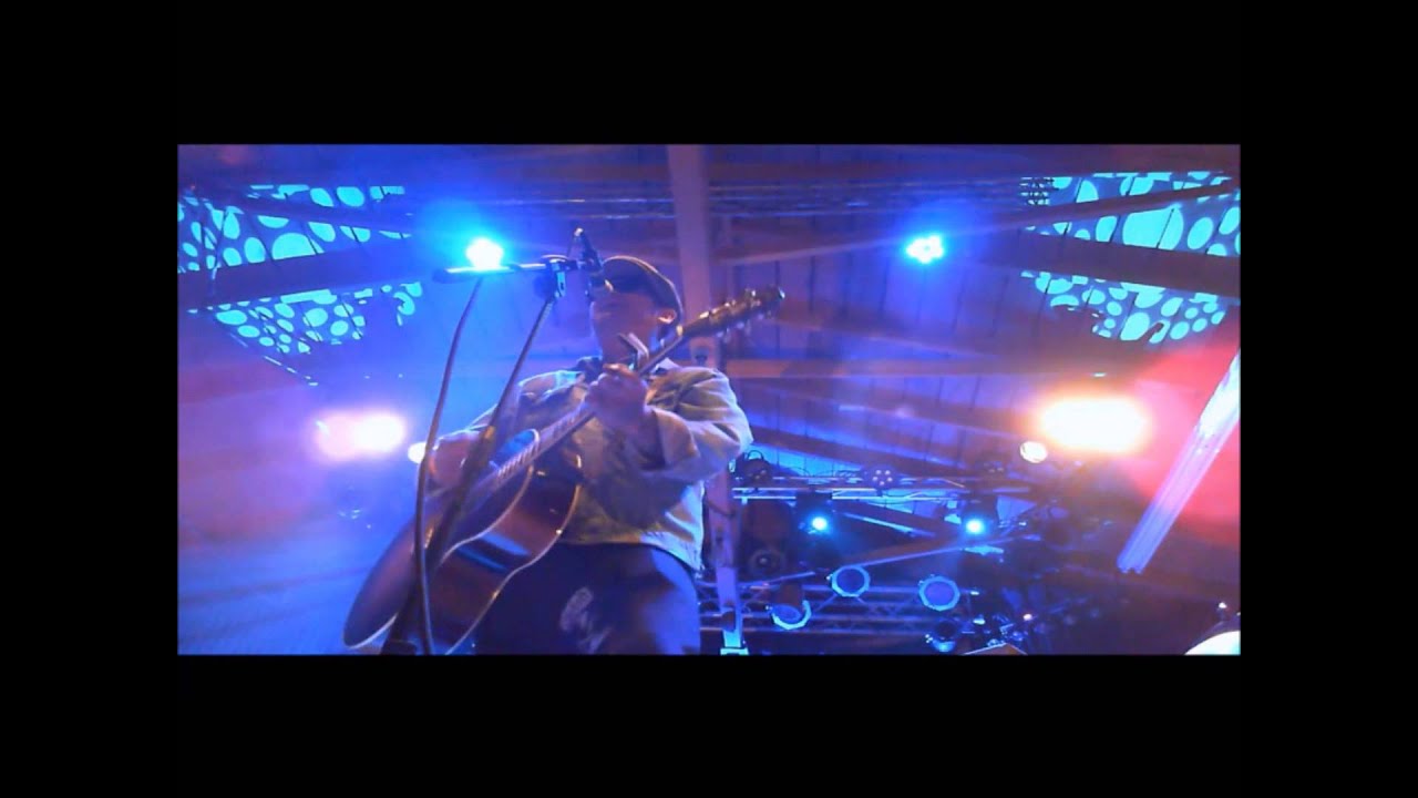 Elvis Cortez performs 