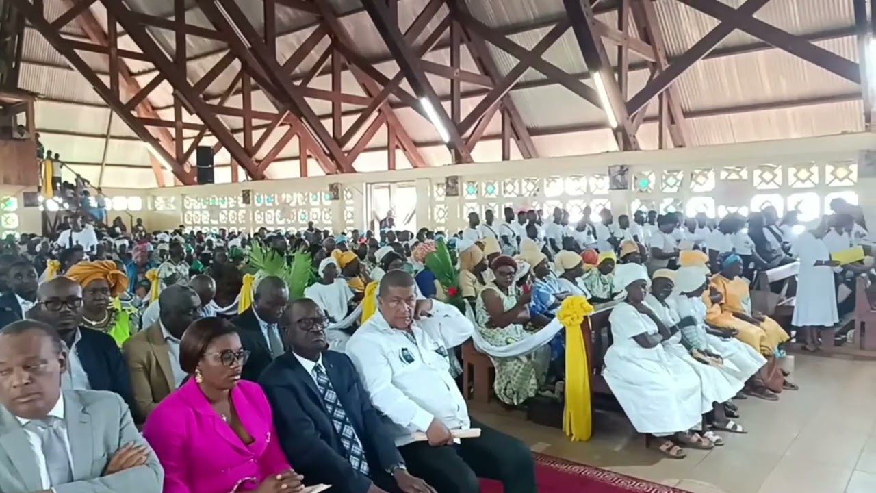 Messe pontificale à la paroisse saint Dominique de Moanda par Mgr Ephrem Ndjoni