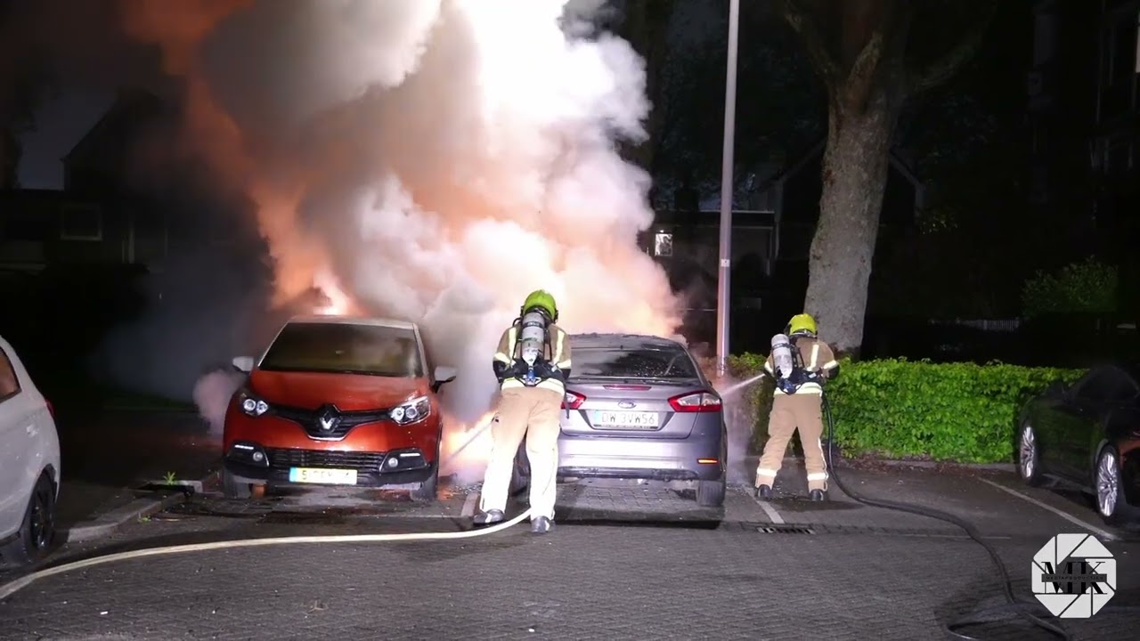 Drie auto's beschadigd bij felle autobrand Zenostraat Rotterdam