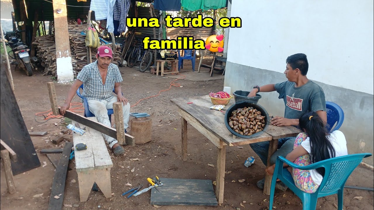Juan elabora un pequeño mueble😱Los niños pelan elbfrutepan para cocer y disfrutarlo😋