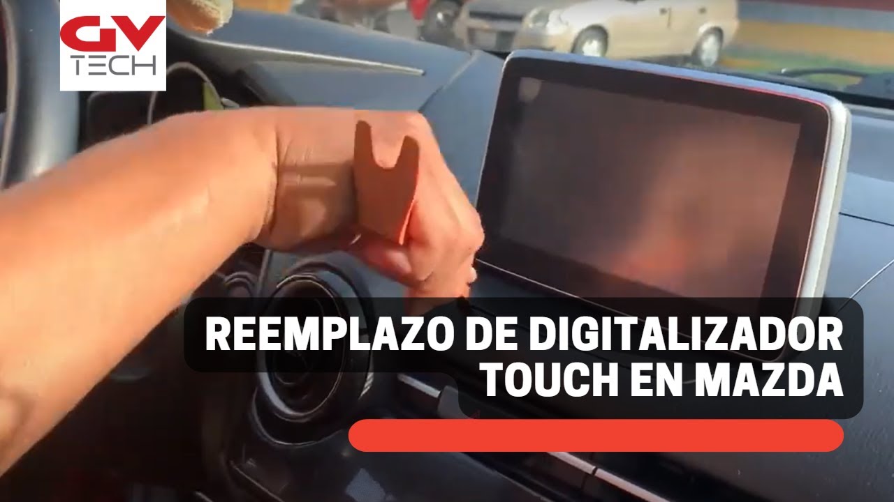 Cambio del digitalizador de la pantalla de un Mazda.