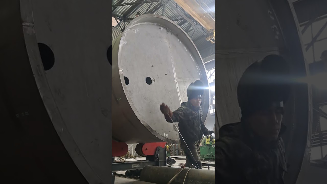 Welding of the tank bottom plate of a 35 cubic meter storage tank.#tankmixer#tankassembly #welding 
