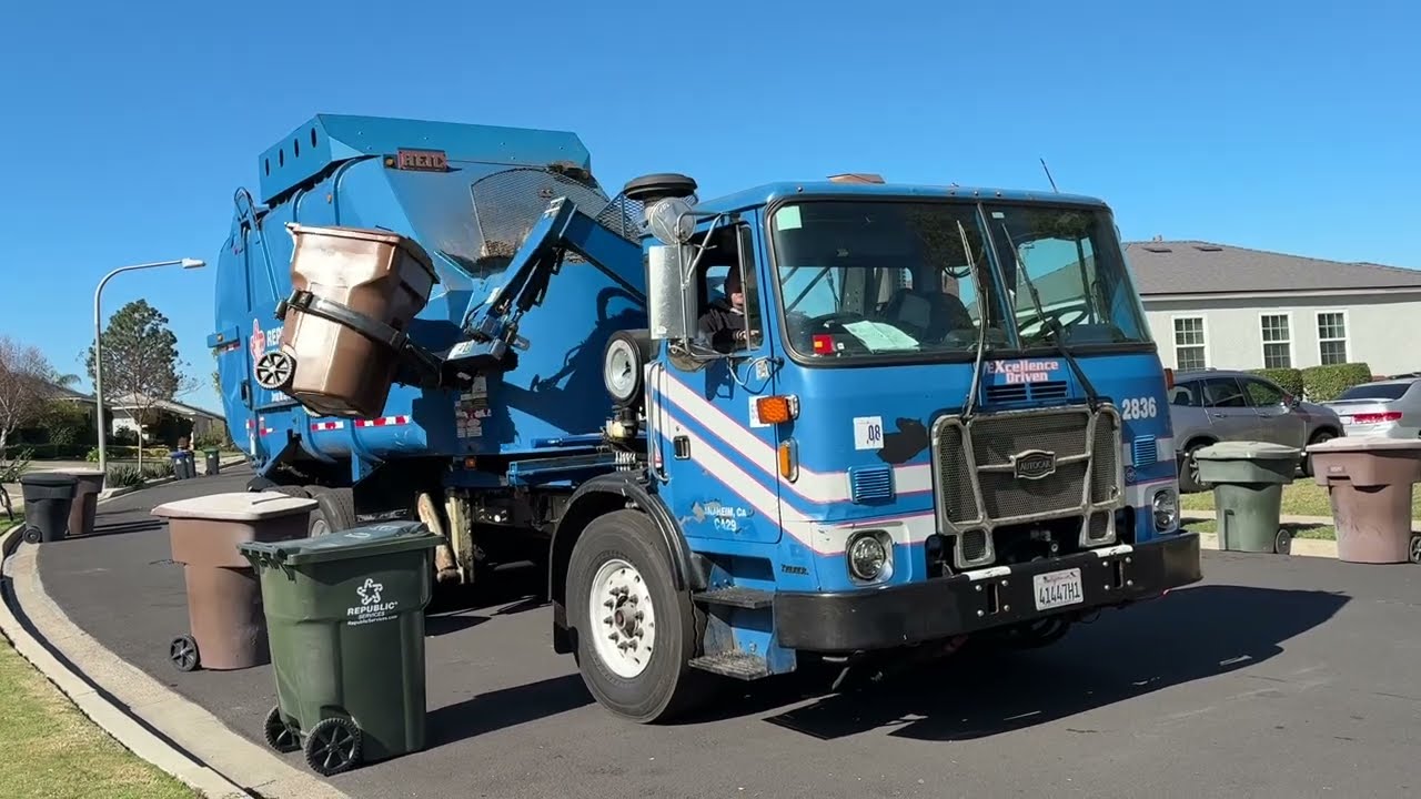 Republic Services Friday Garbage Trucks Part 11: Spare ACX Rapid Rails Getting It Done!