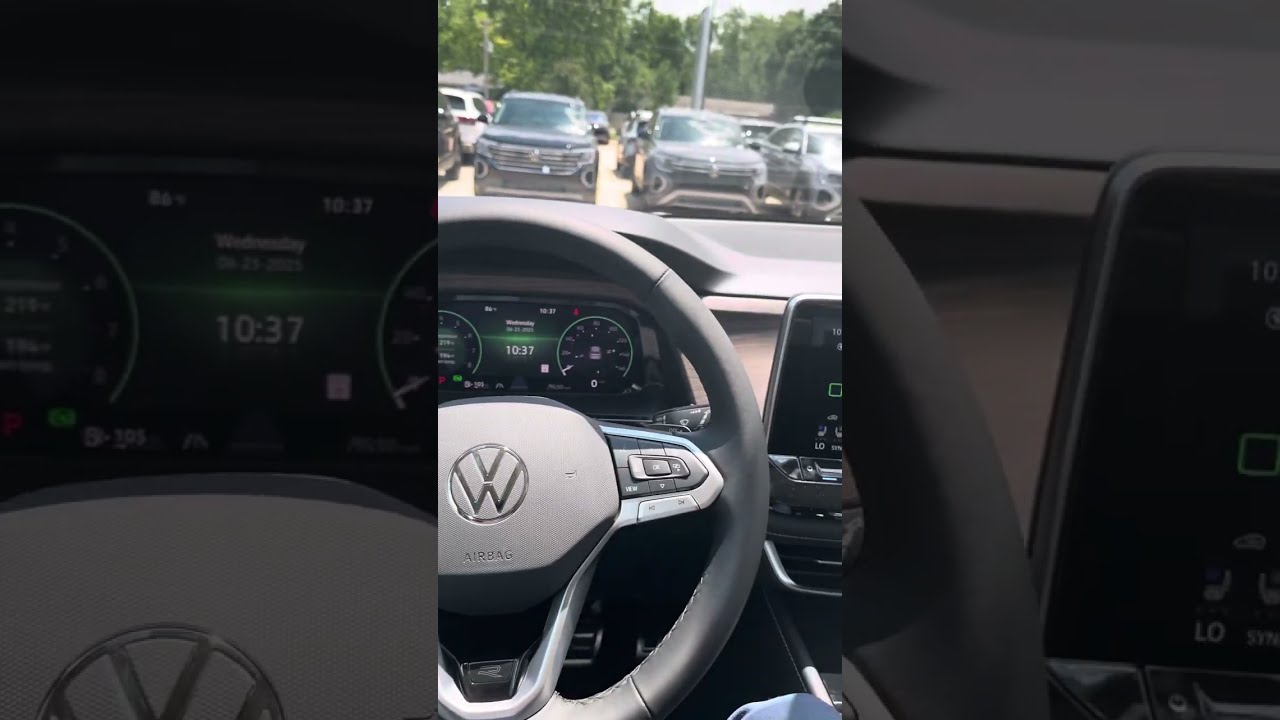 Using your new Volkswagen Atlas; Getting familiar with the steering wheel controls.