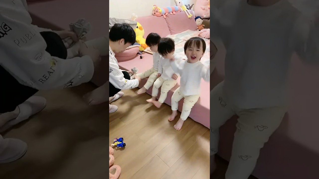 宝爸的 流水线工作开始啦😂😂#家有萌娃 #三胞胎vlog #爸爸帶娃記 #lovelybaby #lovelygirl