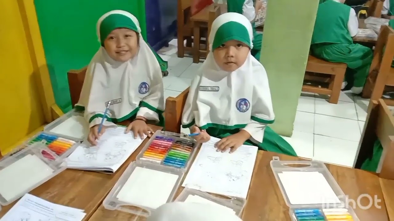 Dengan tertib anak-anak mengambil buku pembelajaran yang ada di lokernya masing-masing 