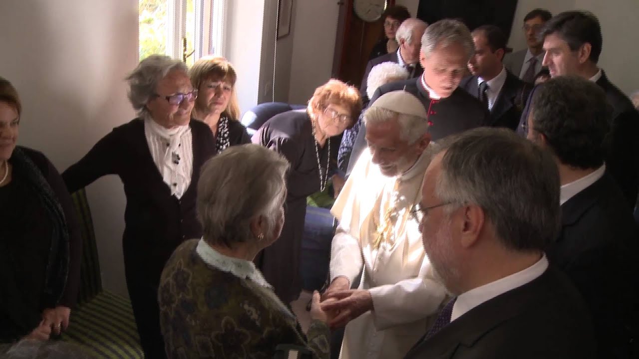 Papa Benedetto XVI con gli anziani  nella casa della Comunità di Sant'Egidio
