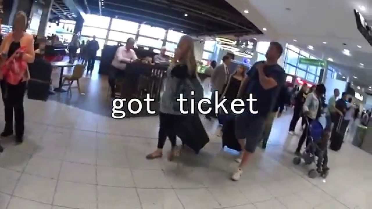 London Gatwick Airport  how to go to the station　ガトウィック空港での電車の乗り方