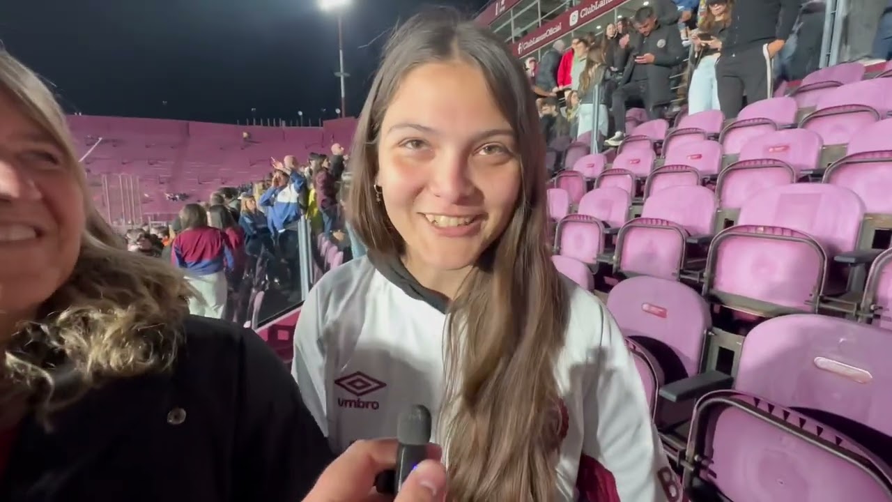 La familia de Rodrigo Castillo presente en la cancha de Lanús. 
