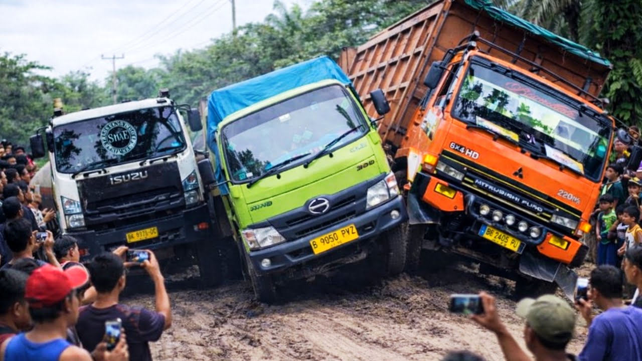 Ngeri || Jalan Rusak Jadi Ajang Uji Nyali Tiga Truk Hampir Terbalik 
