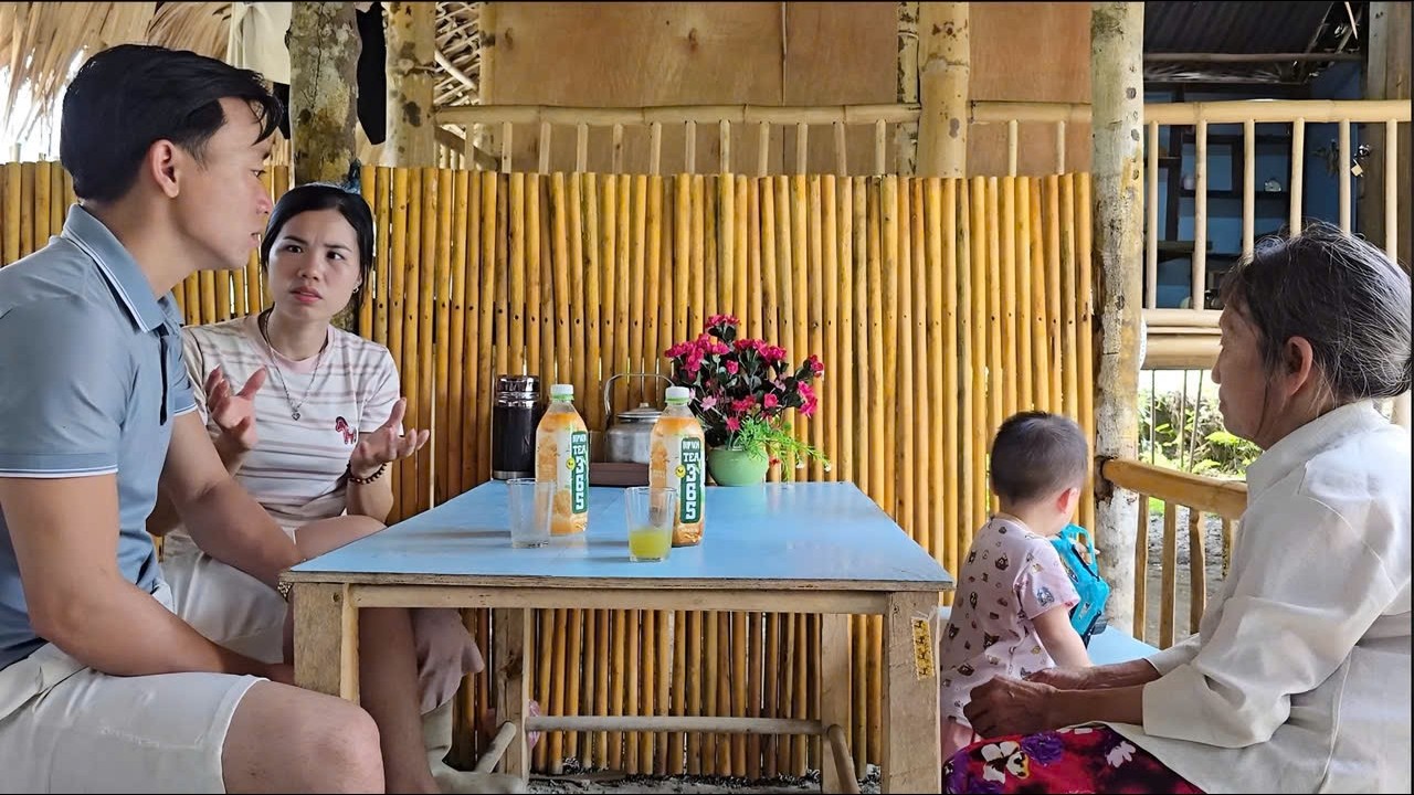 Mận was very worried when she learned that Bảo needed a large sum of money.