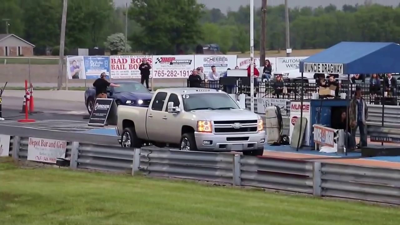 MEAN 800+HP Duramax races gas truck!!