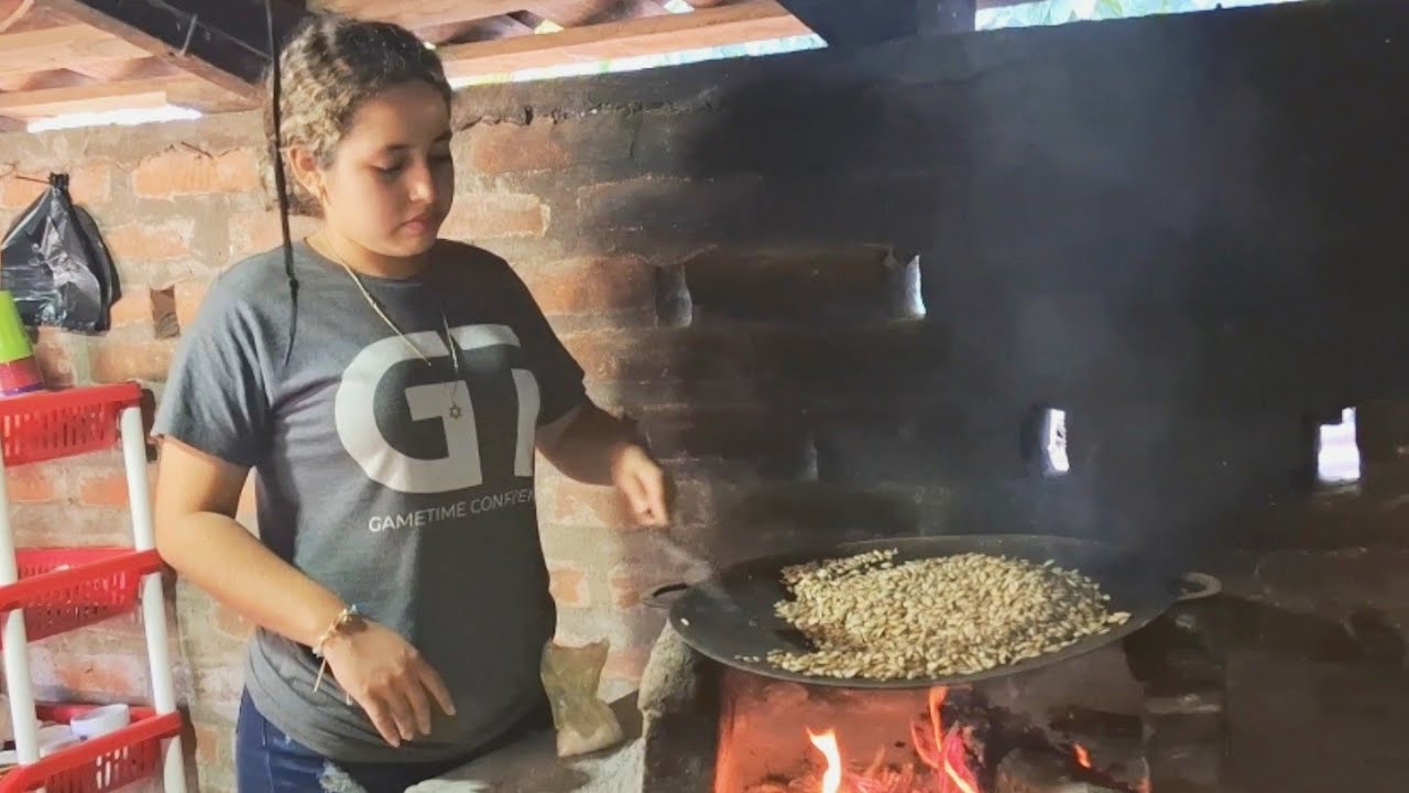 Tostando semillas😬de ayote para comer con mangos😋