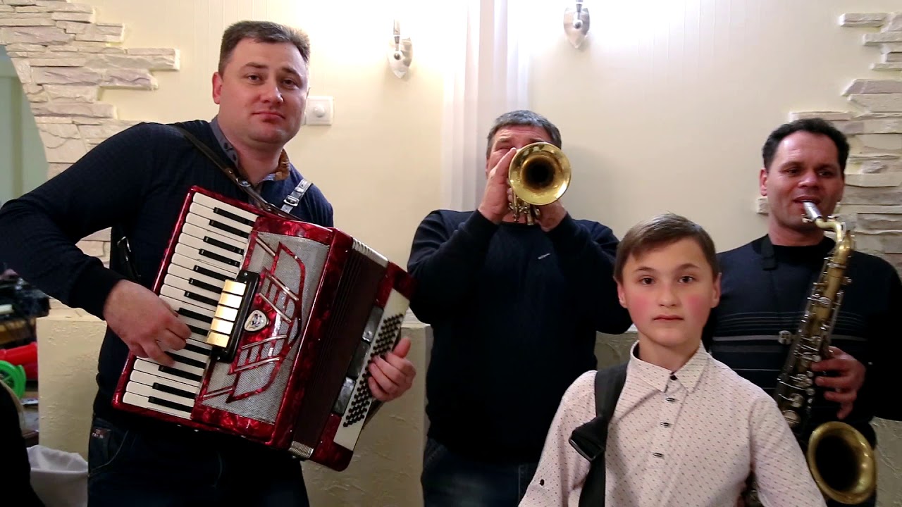 На хрестинах були не тільки смачні страви ай смачненька музичка