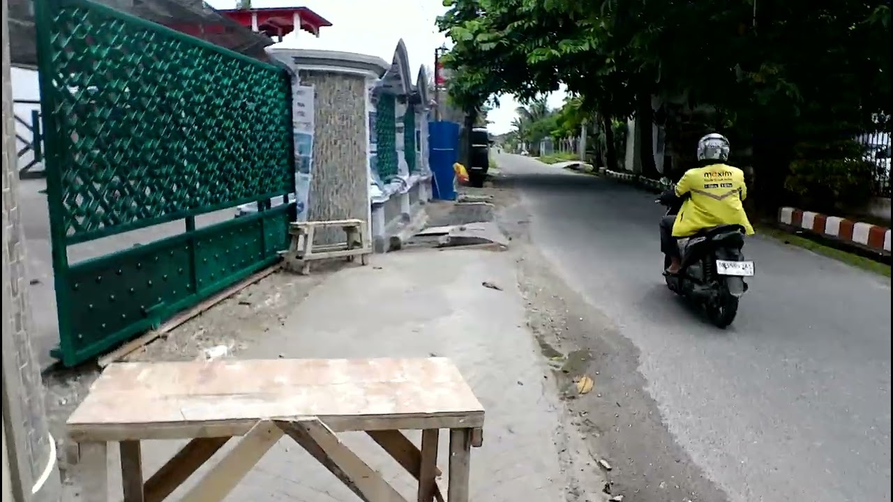 Jalan jalan siang di Jln Melati Jln Serasi dan kemudian menuju rumah 
