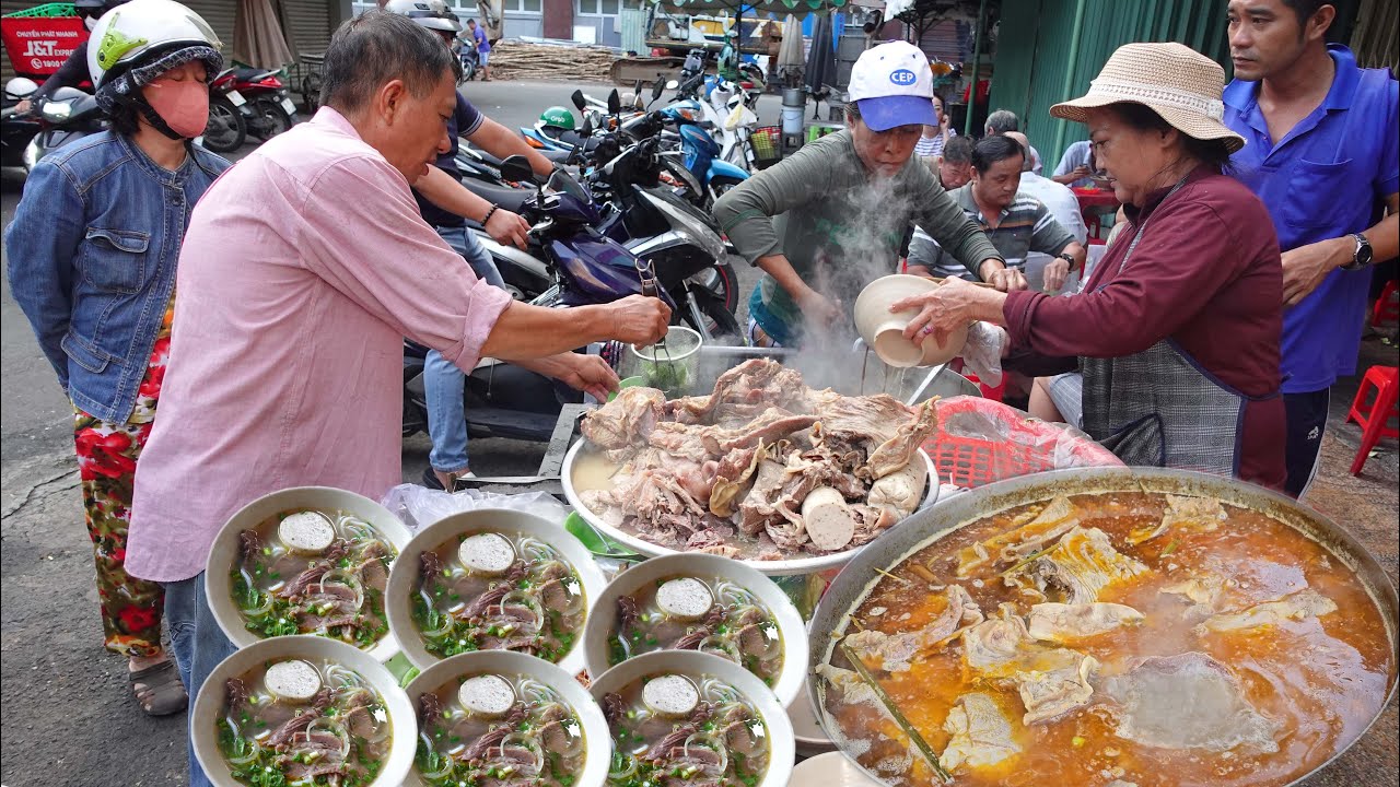 Mâm bò nghi ngút khói trên đường phố níu chân thực khách đồng giá 30k tô làm không kịp nghỉ tay