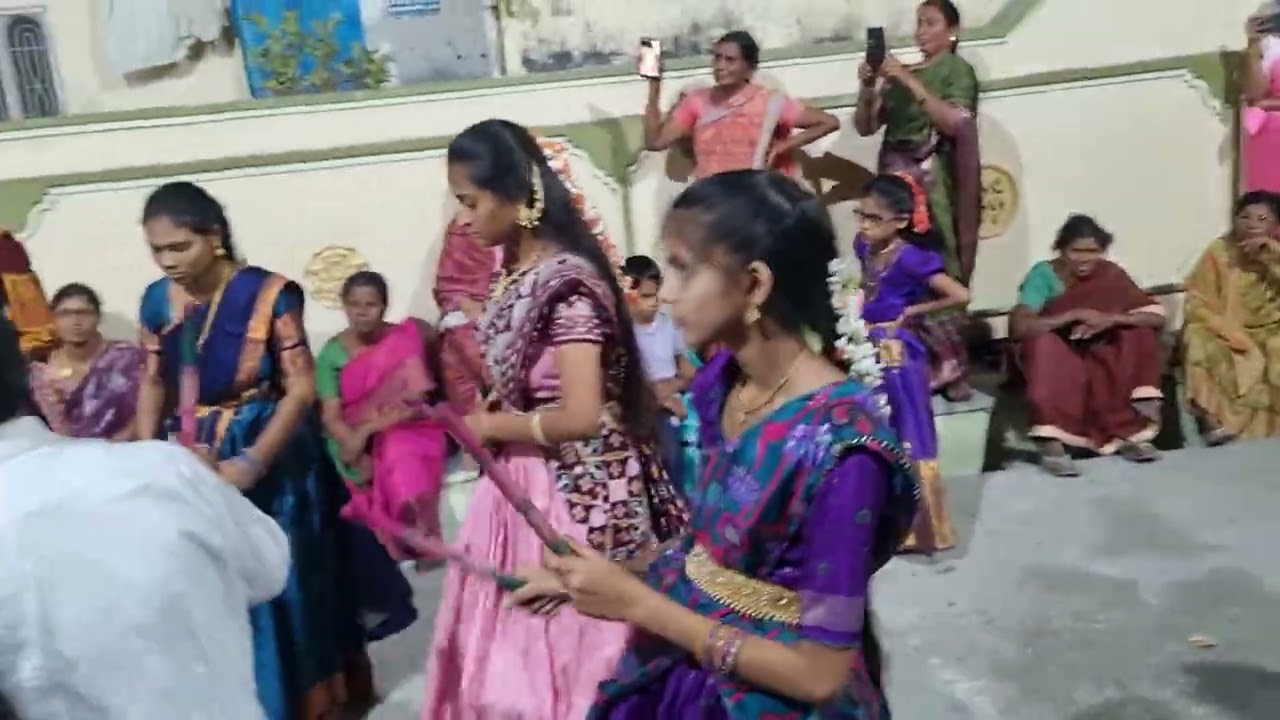 చూడరండమ్మా వొచ్చాడమ్మా కృష్ణుడు