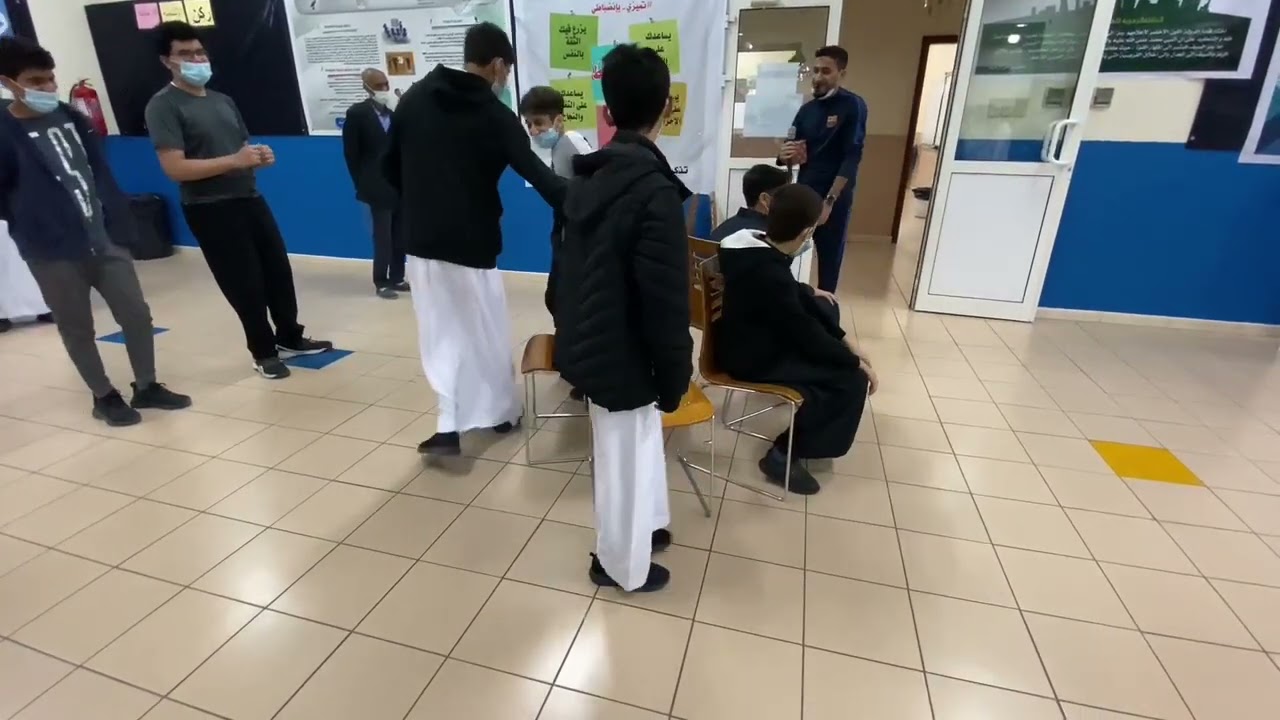 لعبة صغيرة في الطابور الصباحي