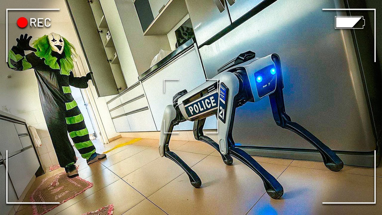 ESPIONEI O PALHAÇO CORINGA COM O CÃO ROBÔ ESPIÃO ! 🐶🤖