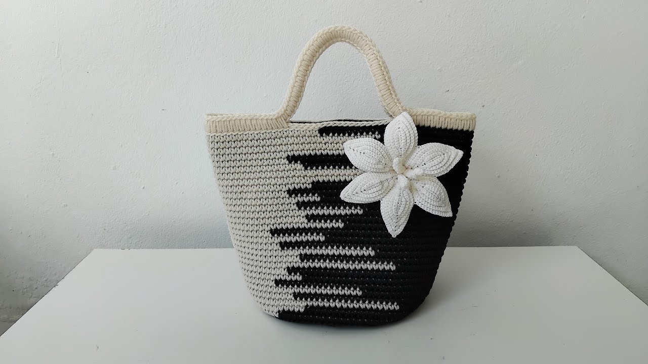Black and white crochet handbag decorated with lily  กระเป๋าถือโครเชต์สลับสีขาวดำประดับดอกลิลลี่