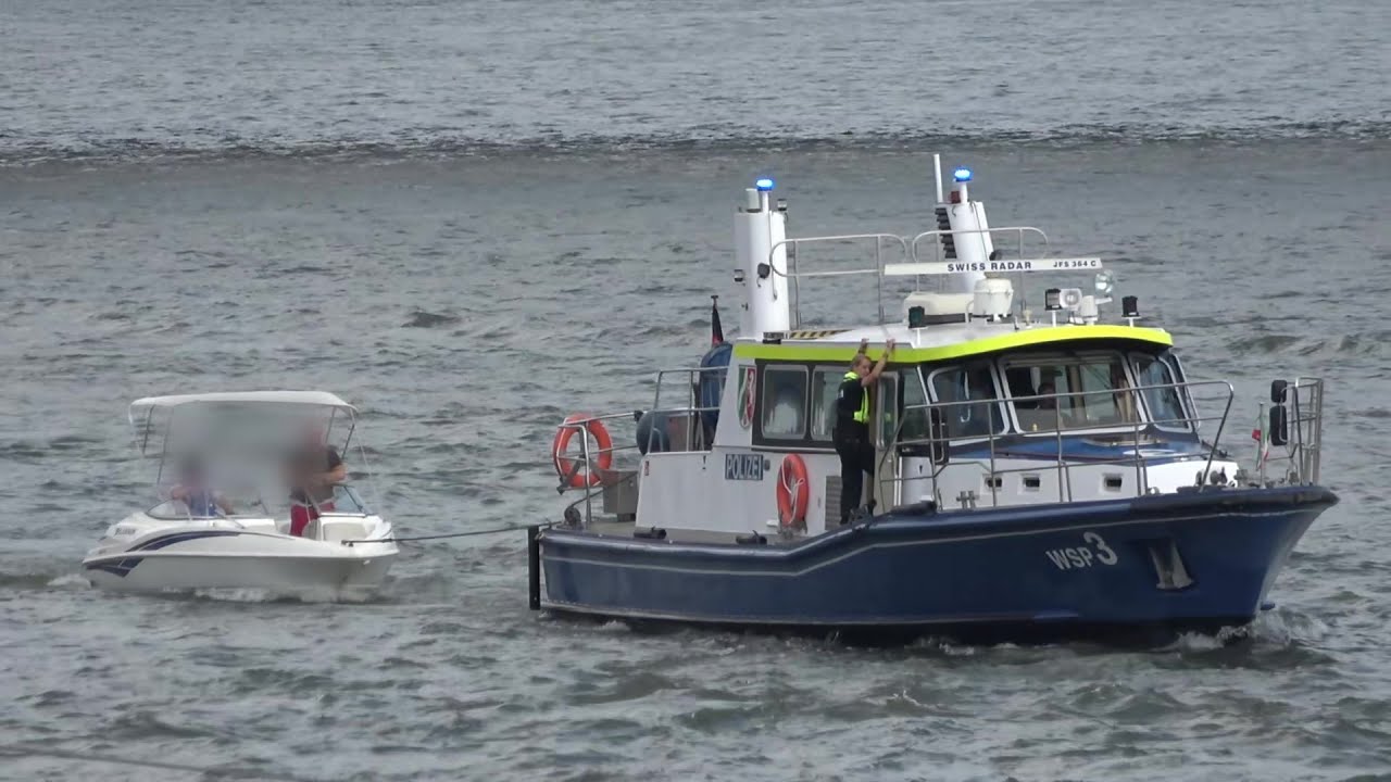 Streifenboot Wiking 3 Polizei Duisburg WSPW K&ouml;ln schleppt man&ouml;vrierunf&auml;higes Sportboot ab