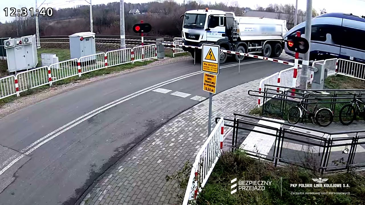 Nowa Sucha: szkody na miliony. Kierowca ciężarówki doprowadził do wypadku