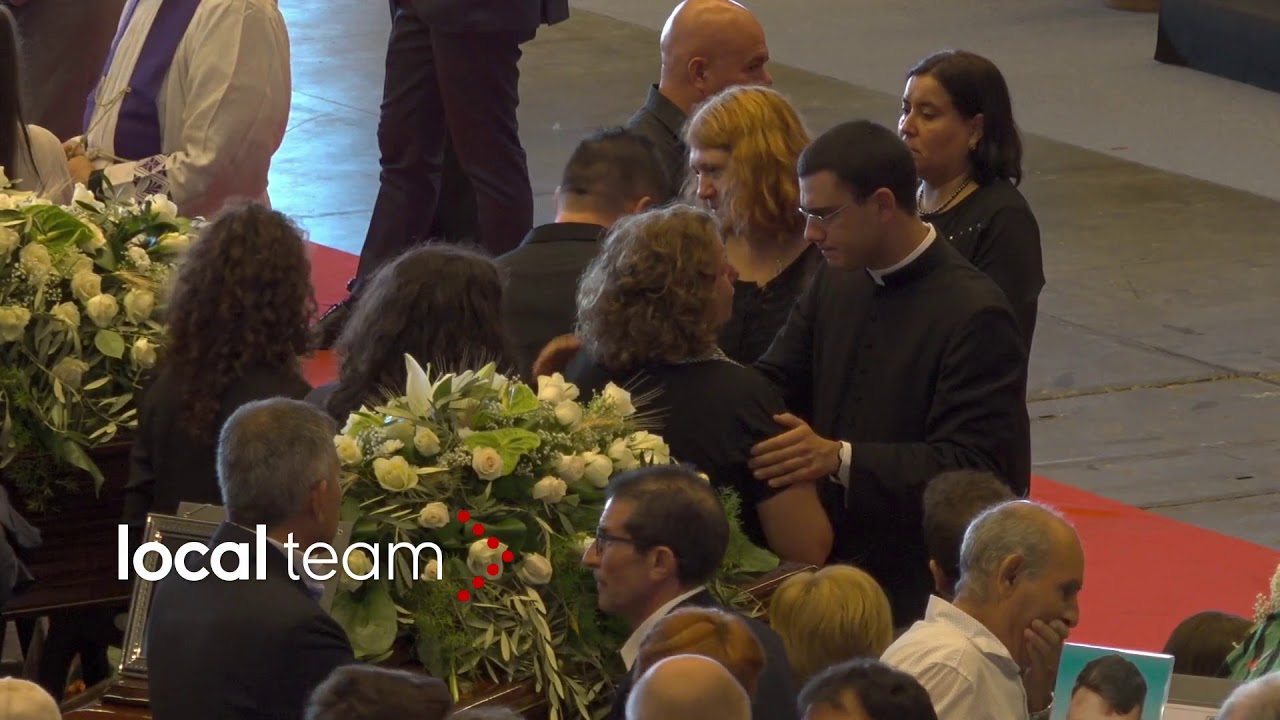 Crollo ponte, funerali di stato: applauso familiari vittime ai vigili del fuoco