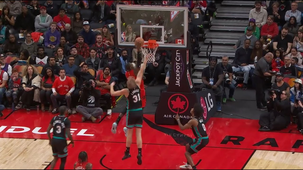 RJ Barrett comes out of nowhere for the tomahawk putback dunk with his off-hand - 11/2/25