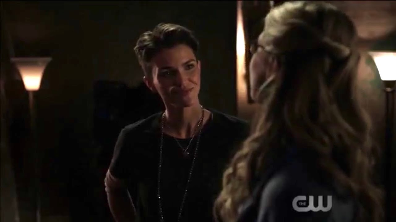 Arrow 7x09 Elseworld 2 Kara , Kate Scene