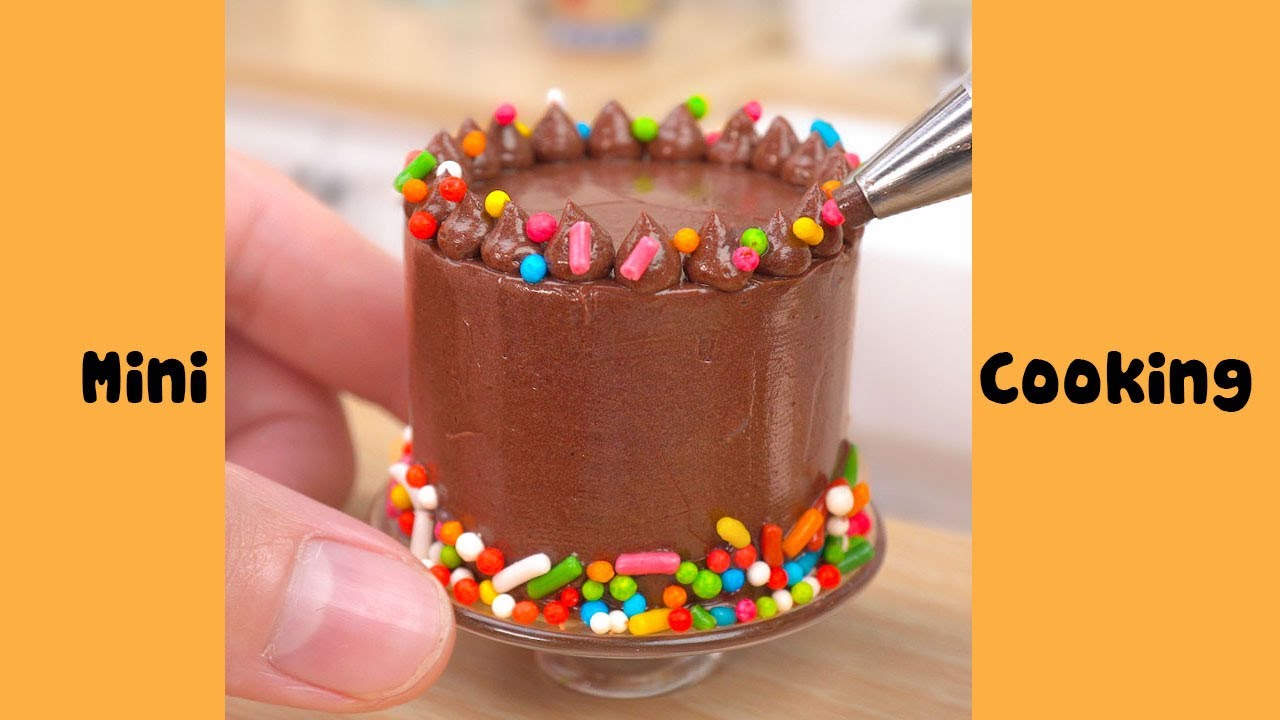 Satisfying Miniature Chocolate Cake Decorating