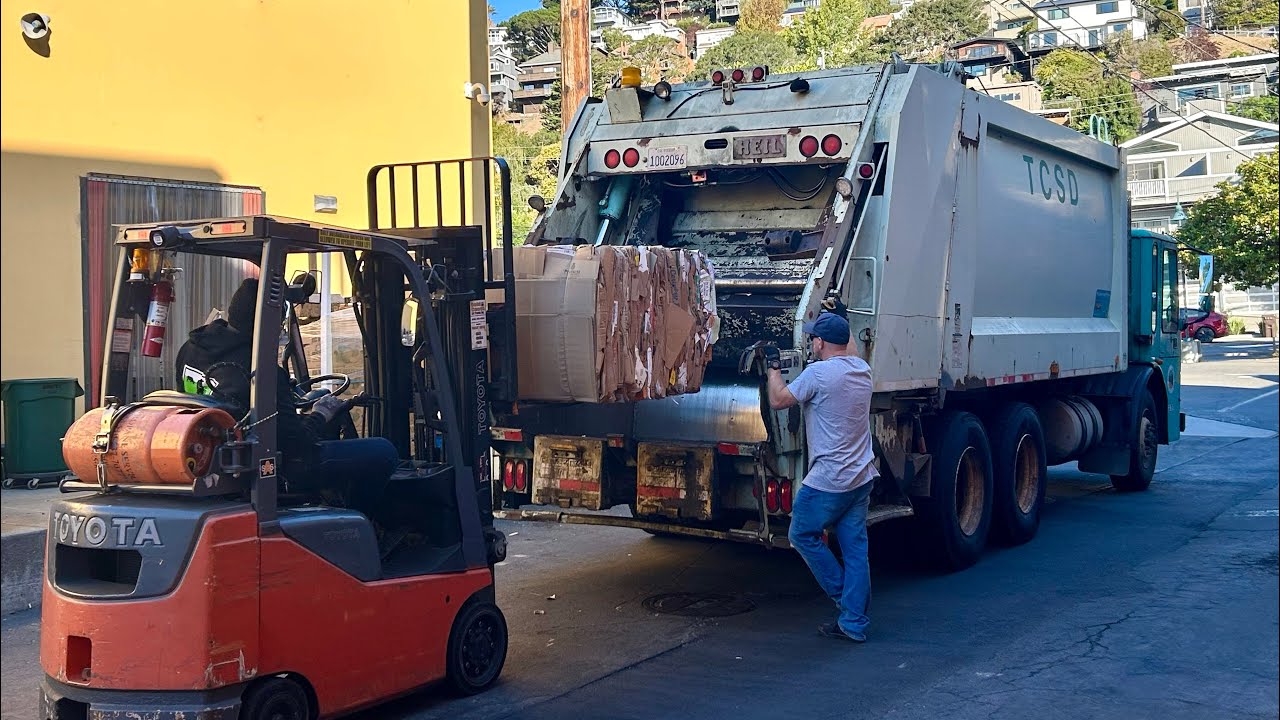 Condor Rear Loader vs Cardboard Bales 