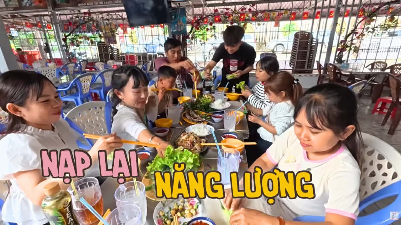 Biệt Đội Tí Hon Cùng Anh Sáu Nạp Năng Lượng Sau Những Ngày Leo Núi || Vợ Chồng Bé Bỏng
