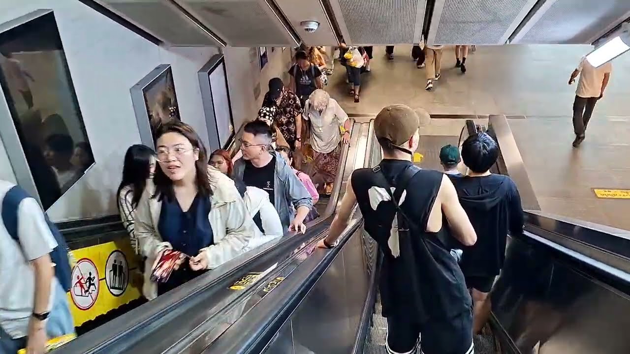 โอ้โหขนาดนี้เลยเหรอสถานีรถไฟใต้ดินเมืองไทยมีแต่ฝรั่งต่างชาติสุดยอดจริงๆ amazing thailand