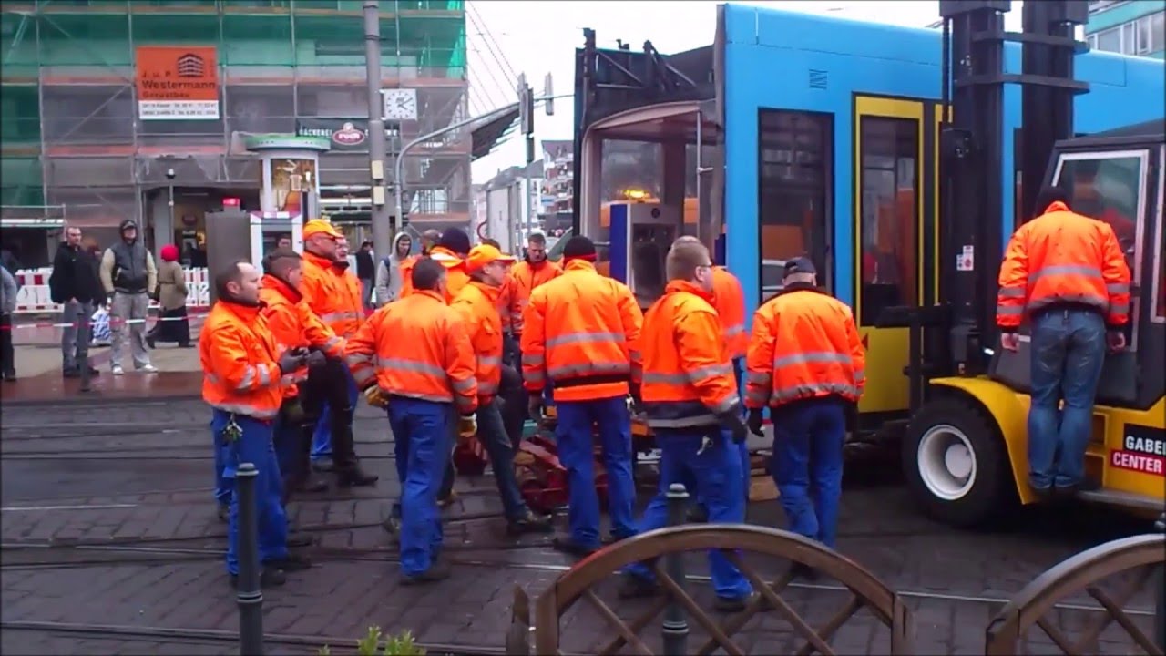 Straßenbahn Kassel - Entgleister Triebwagen 461 am Stern