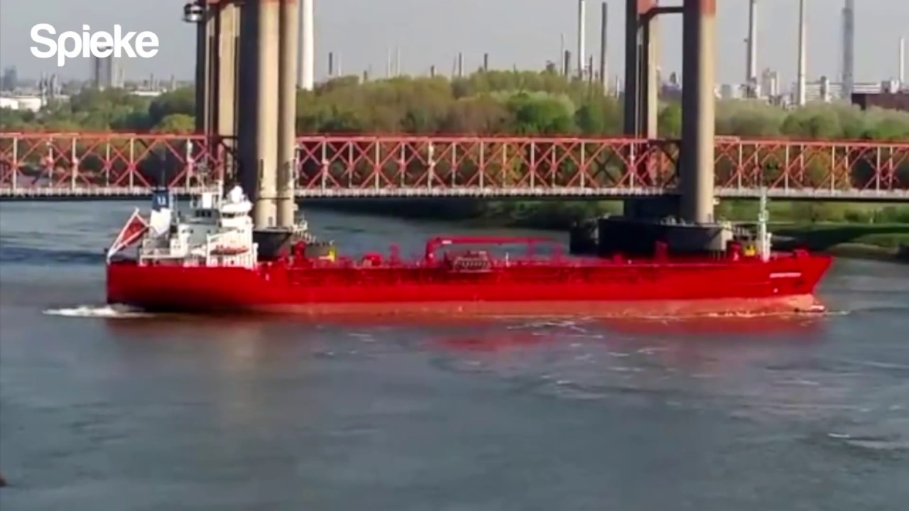 Schip Bergstraum komt dichtbij Spijkenisserbrug en ander vaartuig