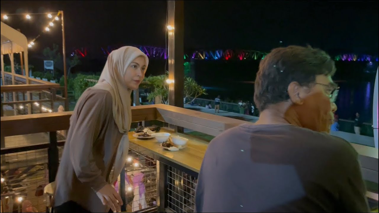 MALAM CANTIK BETUL DEKAT SINI - MONA KAGUM TENGOK . 