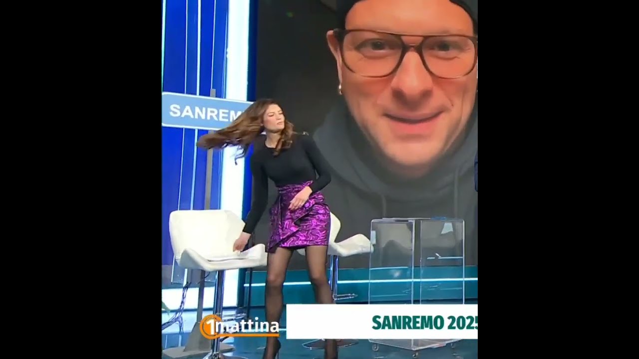 Daniela Ferolla splendida in calze nere e minigonna.