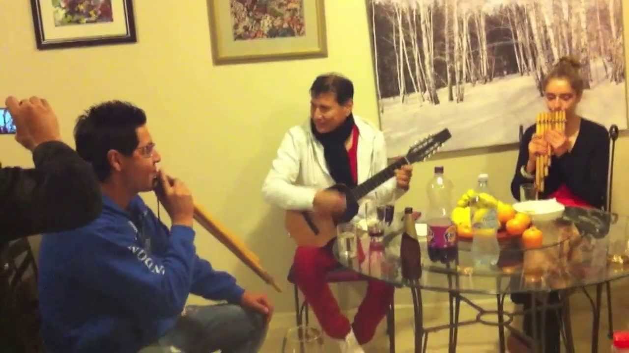 Los Kjarkas tocan 'Munasqechay' con las Australianas Samara Mobbs y Sabrina Mobbs