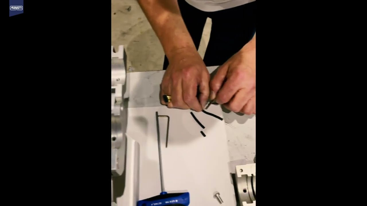 Tutorial 1:  PLUMETT  INTELLIJET™  -  Fitting sealing cord and insert halves