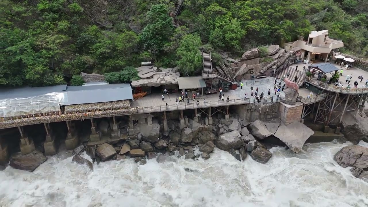 TIGER LEAPING GORGE, LIJIANG, CHINA