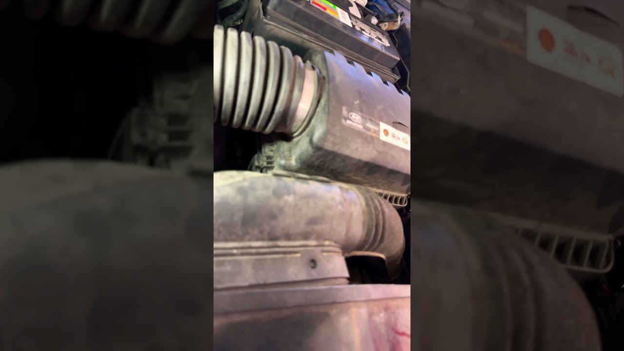 Корпус воздушного фильтра оставлен открытым… Внимание! Повреждение!