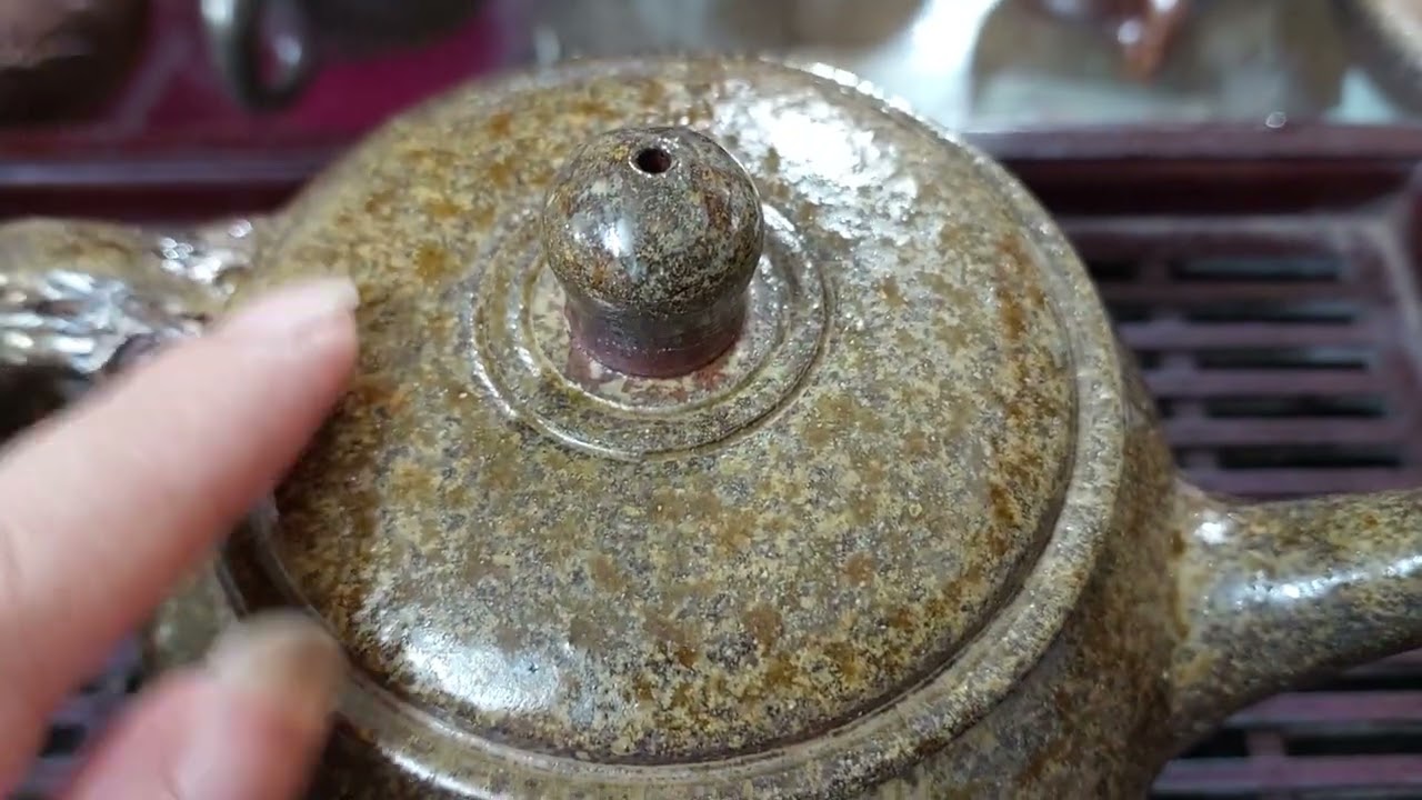 Ấm đất cây tùng cổ thụ 700 ml vuốt tay nung củi