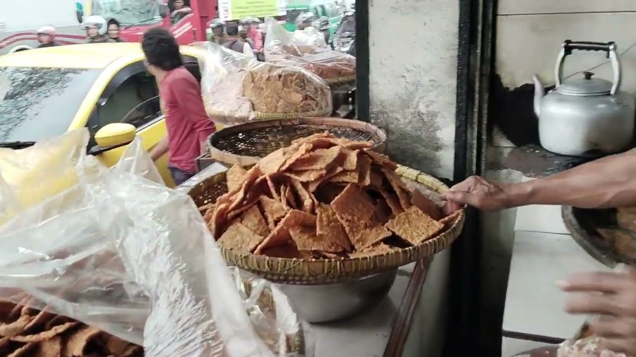 Belanja oleh oleh Bandung - Keripik tempe, dodol digoreng dadakan