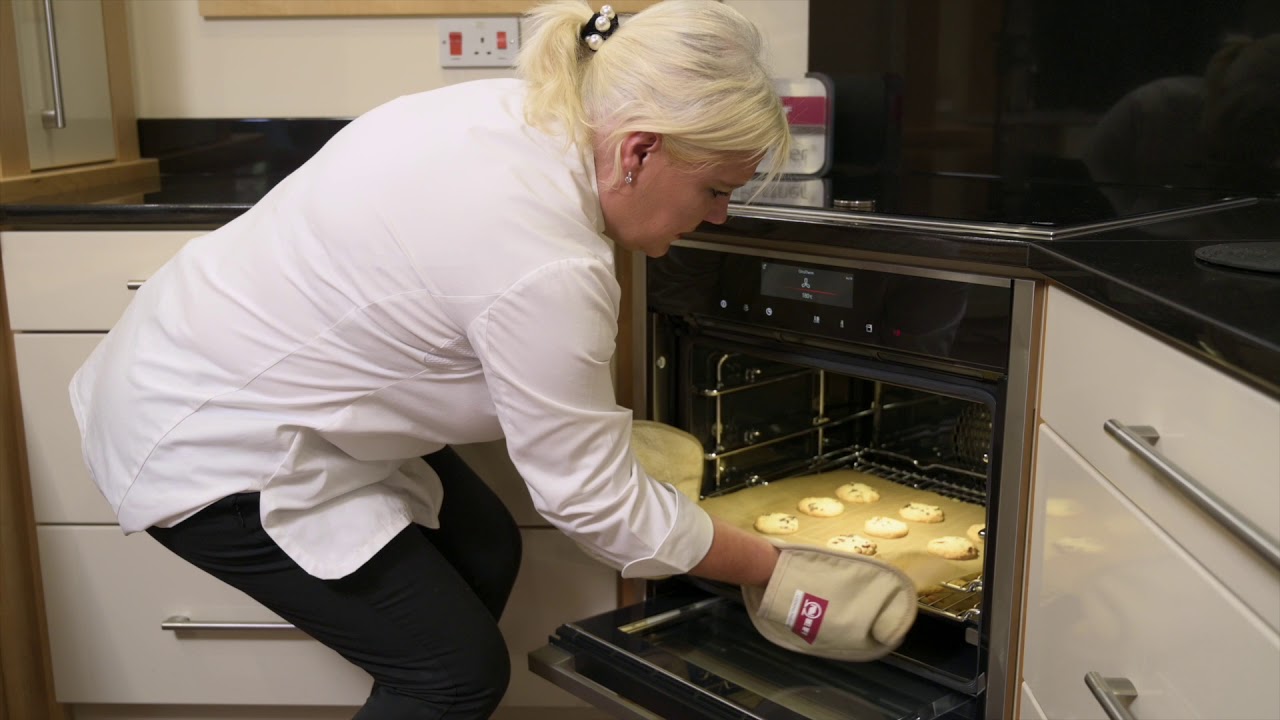 NEFF CIRCOTHERM OVEN DEMONSTRATION BY DAWN ELSOM HOME ECONOMIST