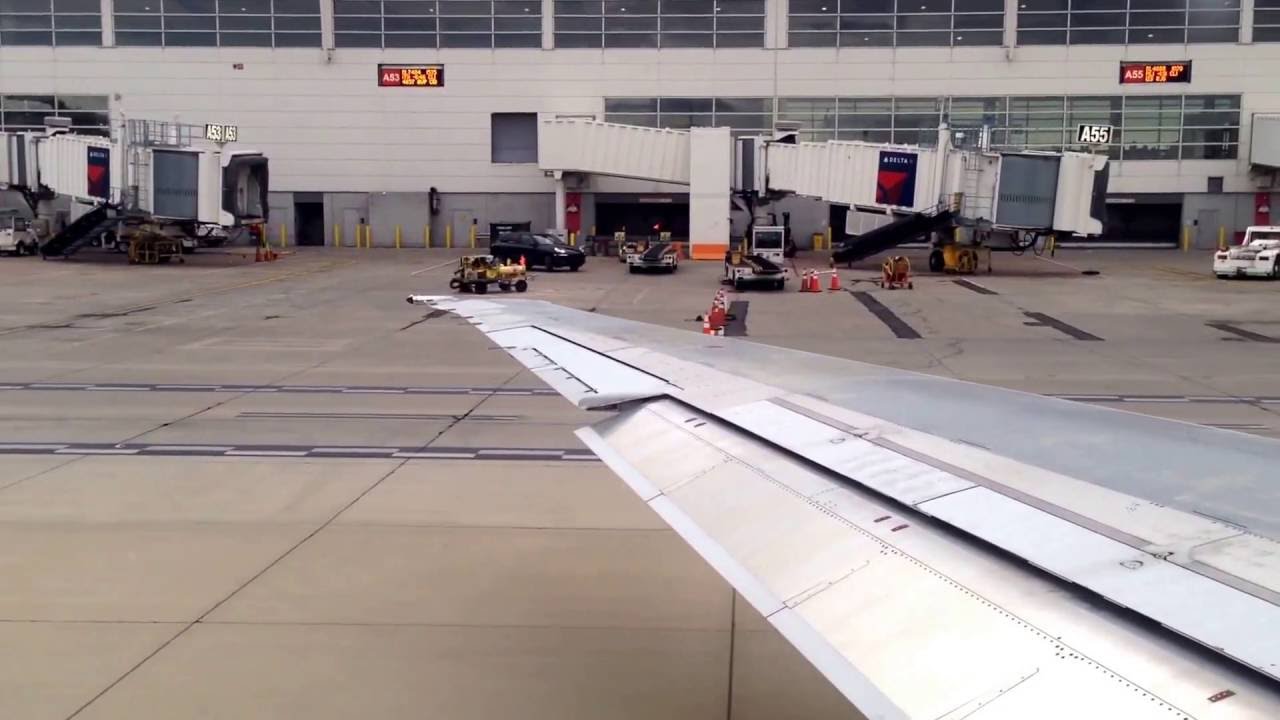 Delta Flight DL2017, McDonnell Douglas MD-88 N953DL, push back at DTW Gate A53