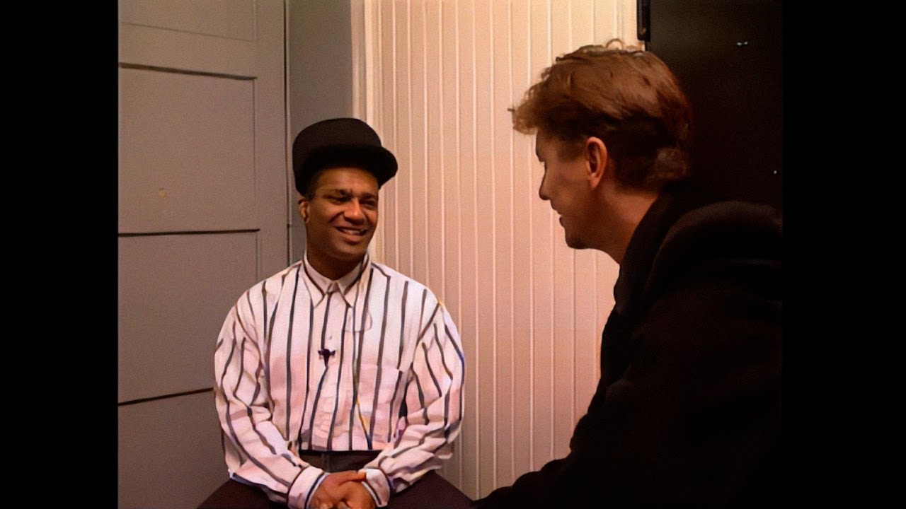Henk Hofstede (Nits) interviewt leden Urban Dance Squad in 1989