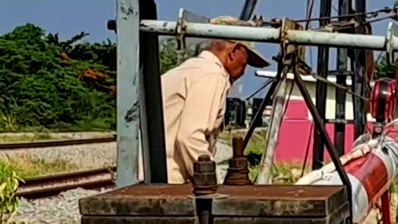 ชมการควบคุมเครื่องกั้นทางด้านทิศใต้ของสถานีรถไฟเพชรบุรี รถด่วนพิเศษที่ 40 วิ่งผ่าน 