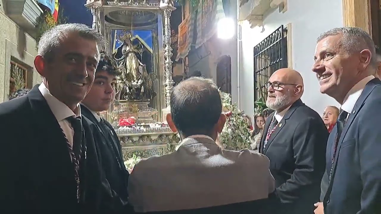 VIRGEN DEL SALIENTE POR LA CALLE ANTONIO MARTINEZ CON VIVAS !! espectacular petalada