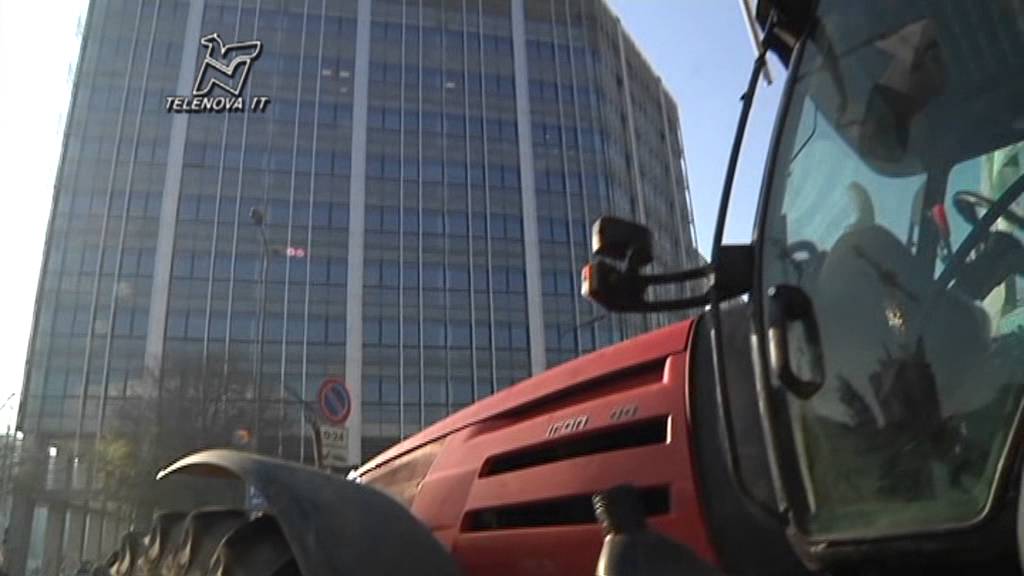 Allevatori in protesta, trattori al Pirellone - TGN 10/12/2013