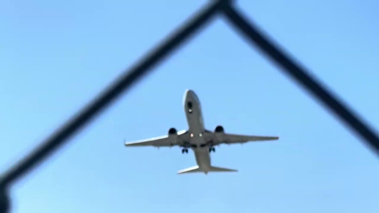 American 737 823 despegando del aeropuerto internacional del cibao